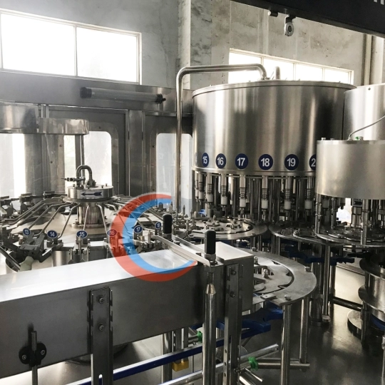 Máy chiết rót và đóng nắp chai Pet